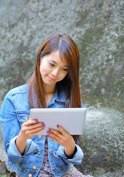 Junge Asiatin mit Tablet-Computer im Freien — Stockfoto