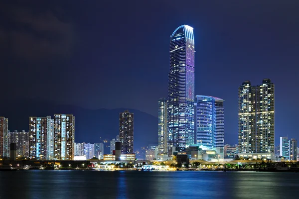 Escena nocturna de paisaje urbano en Hong Kong — Foto de Stock