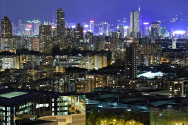 Gece vakti Hong Kong şehir merkezinde.