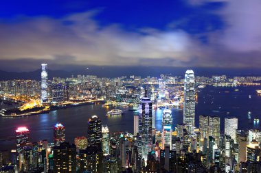 Geceleyin Hong Kong şehir manzarası