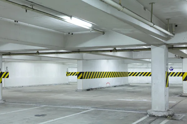 Parking podziemny — Zdjęcie stockowe
