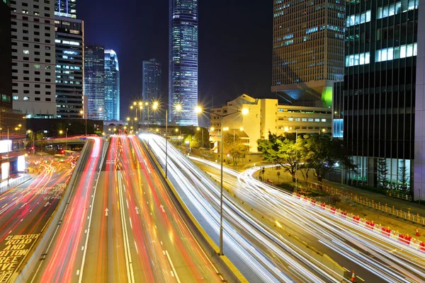 Verkehr in der Stadt bei Nacht — Stockfoto