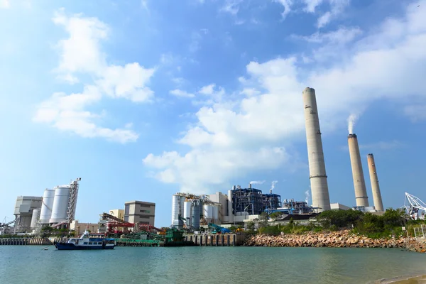 Elektriciteitscentrale in de buurt van de kust — Stockfoto