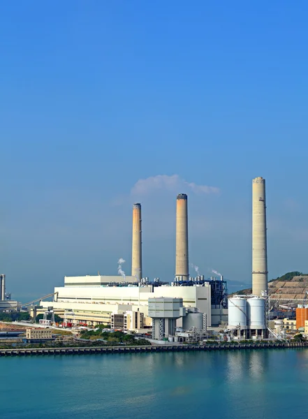 Elektriciteitscentrale in de buurt van de kust — Stockfoto