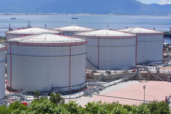 Grote witte tanks voor benzine of olie — Stockfoto