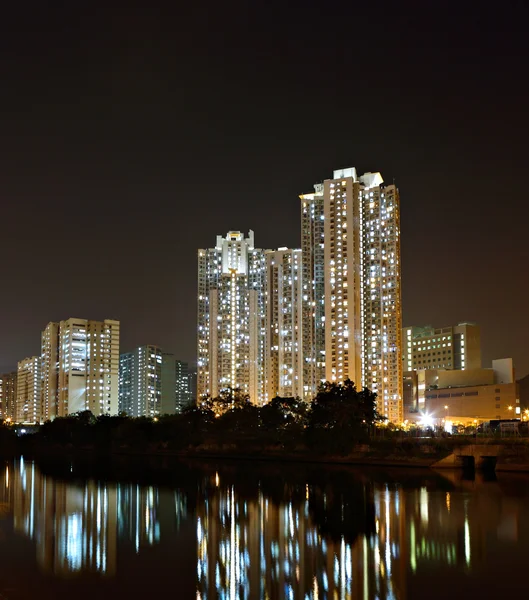 Hong kong allmännyttiga bostäder och floden — Stockfoto