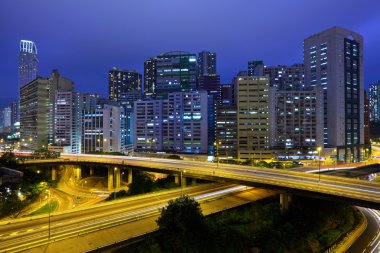 Hong kong şehir merkezinde trafik gece ile