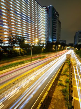 Geceleri şehirde trafik