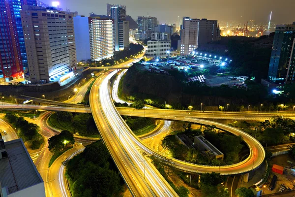 Autopista en la ciudad por la noche — Foto de Stock