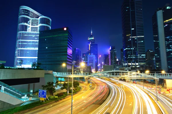Hong Kong centro de la ciudad con tráfico por la noche — Foto de Stock