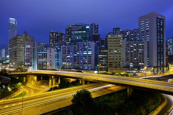 Hong Kong centro de la ciudad con tráfico por la noche — Foto de Stock