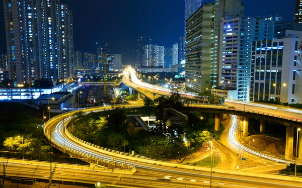 Autopista en la ciudad por la noche — Foto de Stock