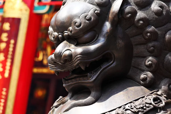Lion de bronze dans le temple chinois — Photo