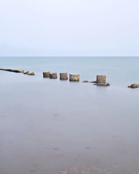 Ponte di pietra rotto sul mare — Foto Stock