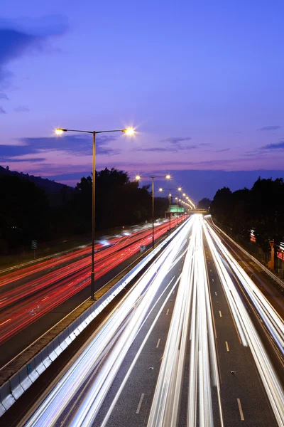 Verkehr auf Autobahn in der Nacht — Stockfoto