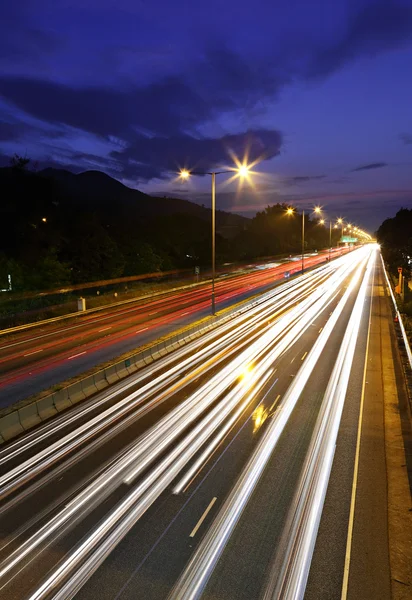 Verkeer op de snelweg 's nachts — Stockfoto