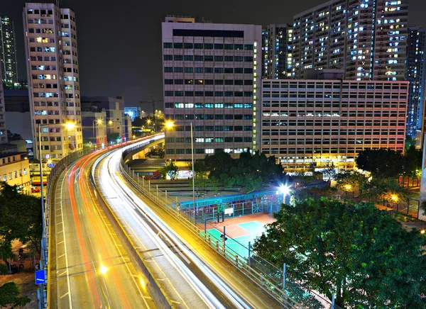 Autostrada w mieście w nocy — Zdjęcie stockowe