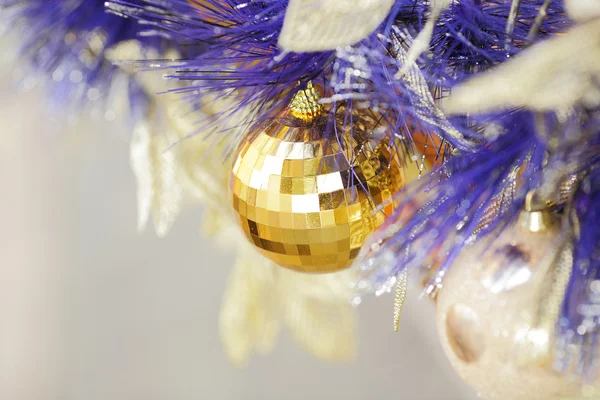 Jule bold på blå farve juletræ - Stock-foto