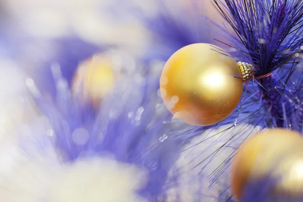 Bola de Navidad en árbol de Navidad de color azul — Foto de Stock
