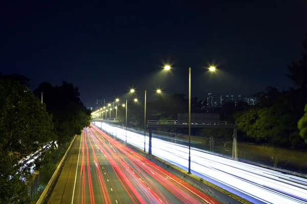 Ruch na autostradzie w nocy — Zdjęcie stockowe