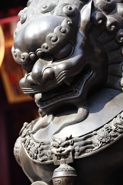 Bronzový Lev v čínský chrám — Stock fotografie