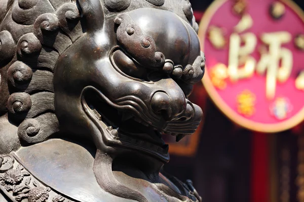 Bronzový Lev v čínský chrám — Stock fotografie