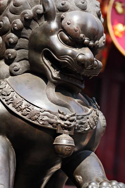 León de bronce en templo chino —  Fotos de Stock