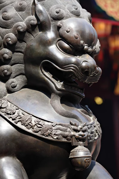 Brons lejon i kinesiska tempel — Stockfoto