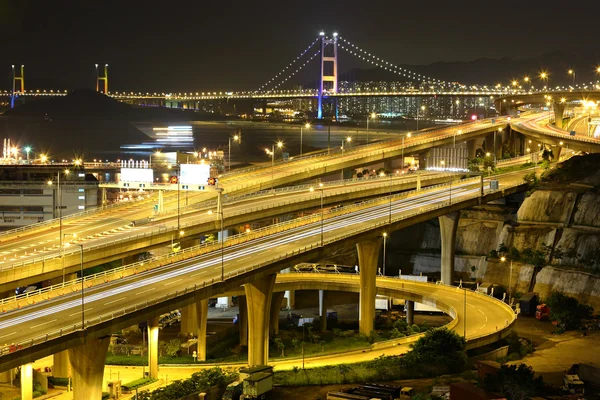 Autobahn und Brücke in der Nacht — Stockfoto