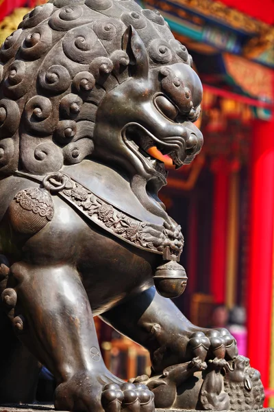 Bronzen Leeuw in chinese tempel — Stockfoto