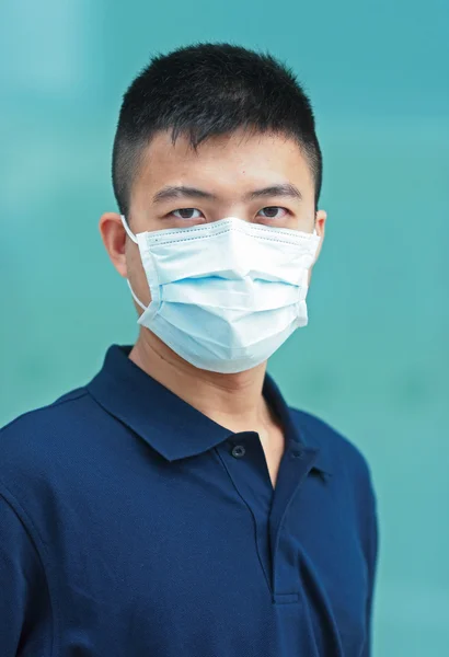 Muž nosí masku — Stock fotografie