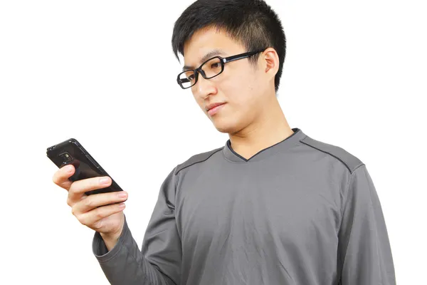 Человек пишет смс на мобильный телефон — стоковое фото