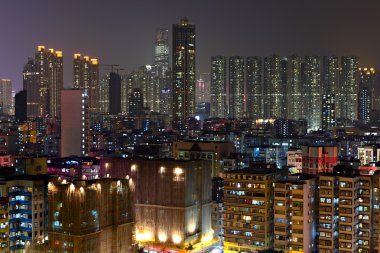 Hong kong şehir merkezinde gece birçok bina ile