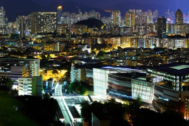 Hong kong şehir merkezinde gece birçok bina ile