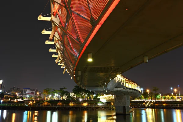 Мост ночью в Тайване — стоковое фото