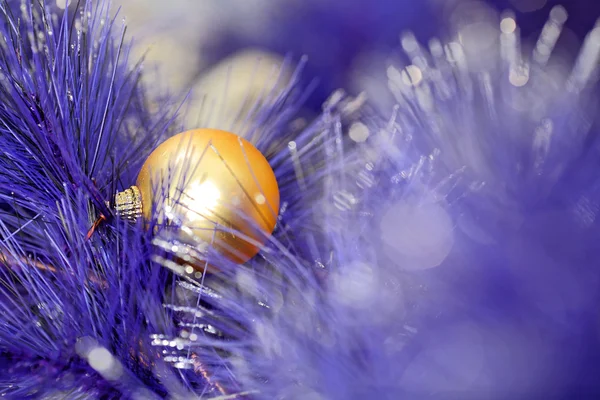 Χριστουγεννιάτικη μπάλα στο μπλε χρώμα χριστουγεννιάτικο δέντρο — Φωτογραφία Αρχείου