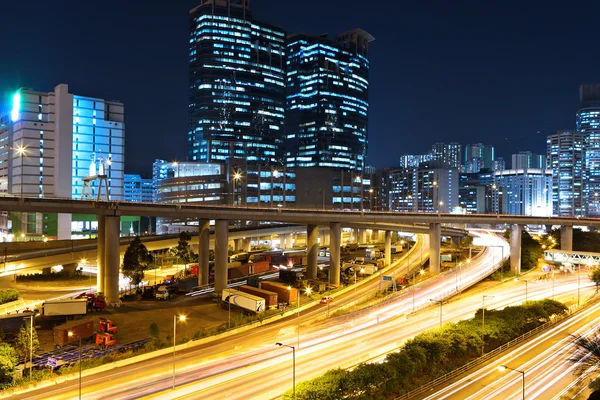 Traffico e urbano di notte — Foto Stock