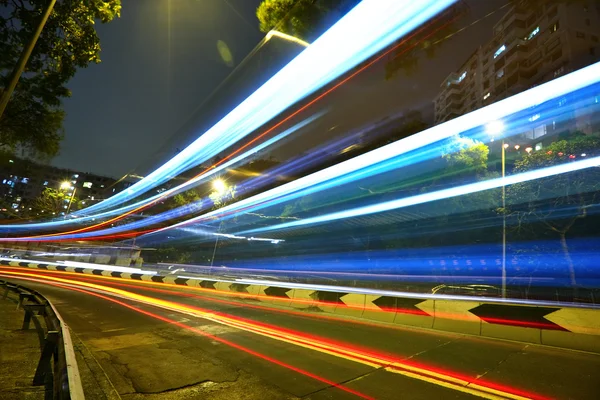 Trilhas de luz na estrada mega cidade — Fotografia de Stock