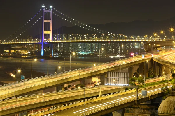 Автострада и мост ночью — стоковое фото