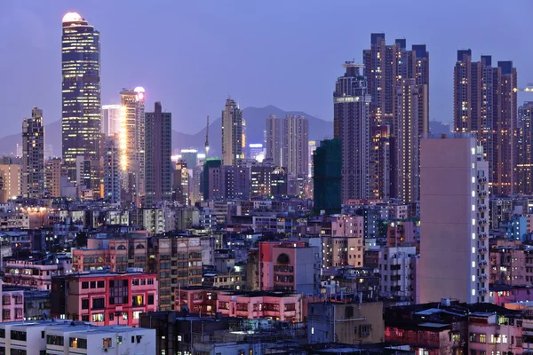 香港与拥挤大厦在晚上 — 图库照片