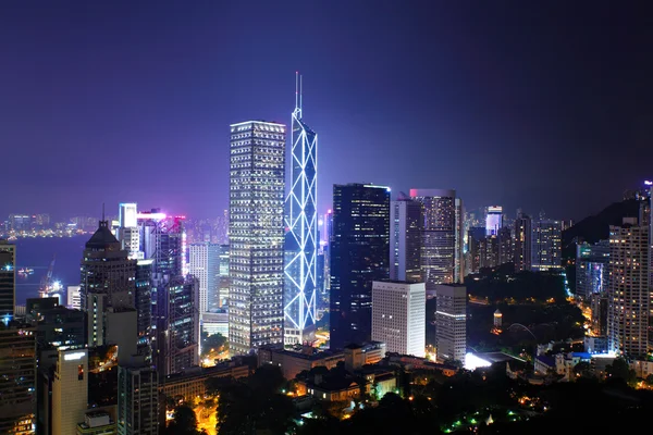 Hong Kong con edificios abarrotados por la noche —  Fotos de Stock