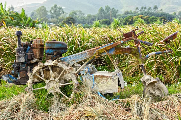 Old abandoned tractor — Stock Photo, Image