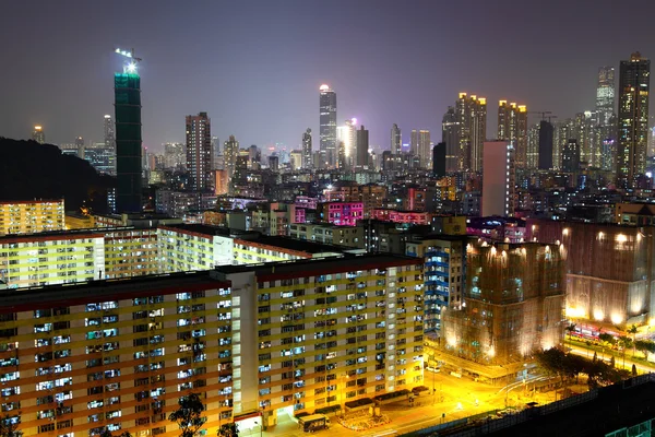 Hong kong şehir merkezinde gece birçok bina ile — Stok fotoğraf
