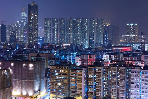 Hong Kong centro con muchos edificios por la noche — Foto de Stock