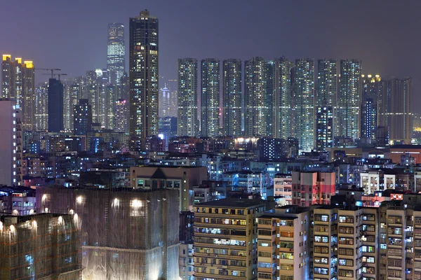 Mehrfamilienhäuser bei Nacht — Stockfoto