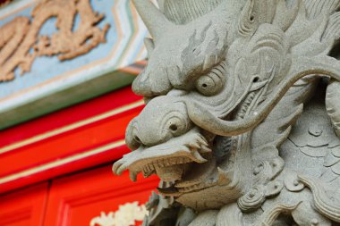 Tapınakta Çin ejderhası heykeli