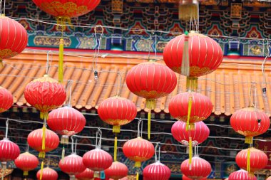 Çin tapınağında kırmızı fener