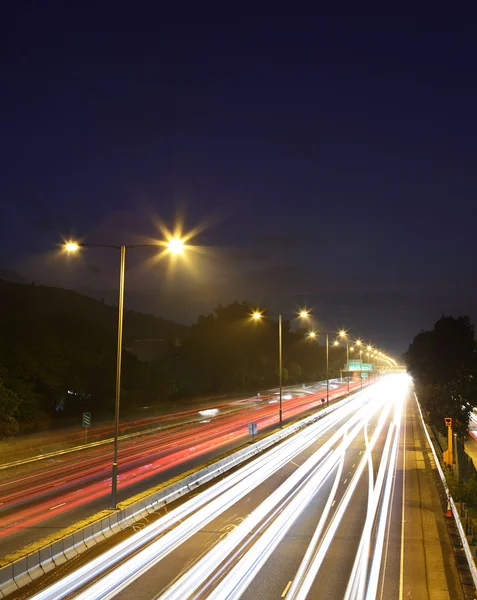 Verkeer op de snelweg 's nachts — Stockfoto