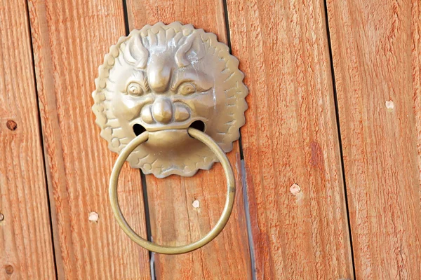 Chinese door with lion head — Stock Photo, Image