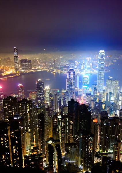 Гонконгский городской пейзаж ночью — стоковое фото